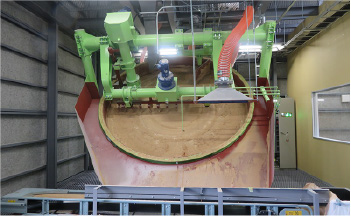 工場に設置したパン型造粒機(直径:3 m)